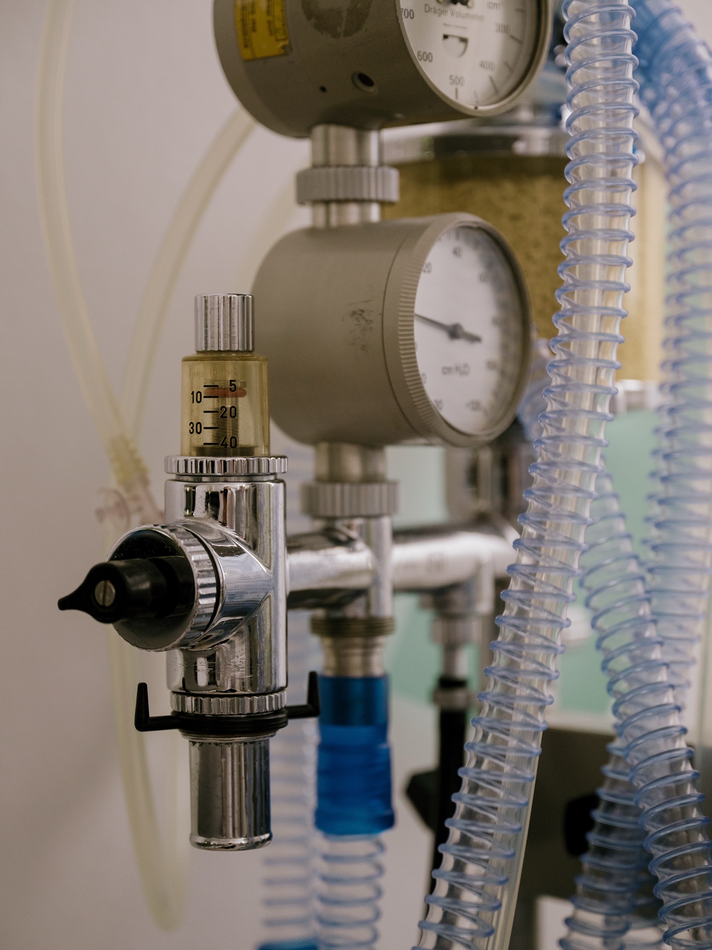 Why we use anaesthesia for certain procedures 😴🩺We deliberately use anaesthesia instead of local anaesthesia for many treatments - and there are good reasons for this:✨ More comfort: You feel nothing, hear nothing - the procedure is stress-free and relaxed for you.💡 More control for us: Circulation, breathing and movements can be better controlled - this ensures greater safety and precision in the operating theatre.✅ Individually tailored: Our anaesthesia teams work with modern, gentle methods - perfectly tailored to you for a safe feeling - and the best possible result. 💙Would you like to know more about our anaesthesia procedures? 🧐💉Write us a DM or ask your questions in the comments! 💬👇