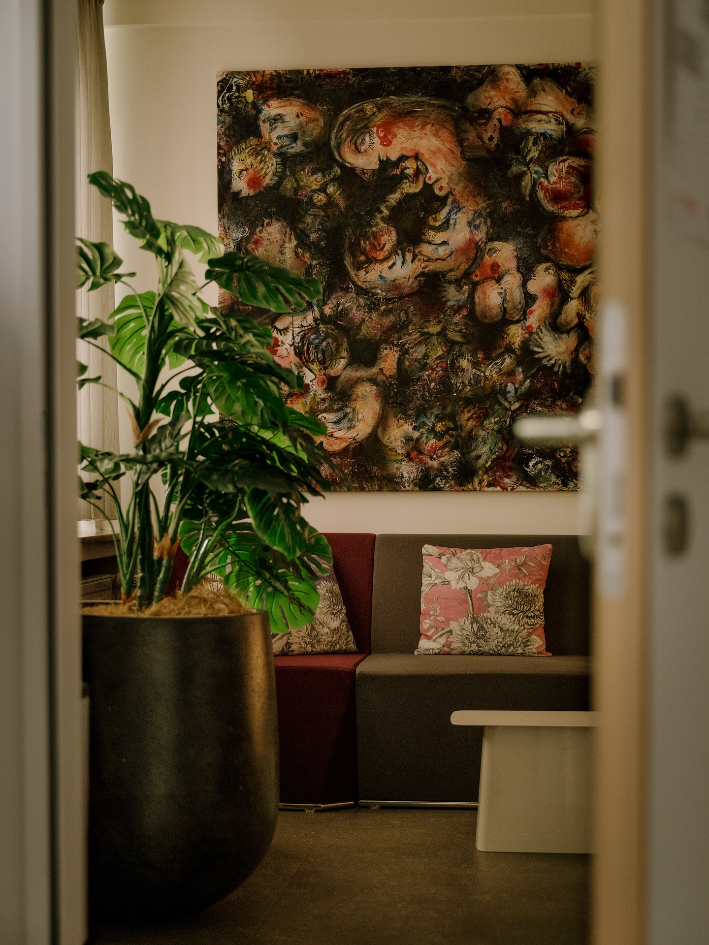 Räume, die ihr nicht so oft seht☕🛋️ Neben dem OP haben wir auch ein kleines Pausenfoyer – mit Kaffeemaschine, Couch und Gebäck als Nervennahrung. 🍪 Kunst und Pflanzen 🌿🖼️ sorgen dabei für einen schönen Kontrast zum sonst so sterilen OP-Alltag. ✨ Natürlich sind wir am liebsten im OP ✂️👨⚕️ – aber ehrlich gesagt ist es hier auch ziemlich gemütlich👀 👉 Wollt ihr als Nächstes mal eine kleine OP-Führung bekommen? #noahklinik #plastischechirurgie #op #chirurgiealltag #behindthescenes #chirurgenleben #teamwork #pausenraum #sterilebutmakeitcozy #faceliftdoc #aesthetischechirurgie #kasselistschoen