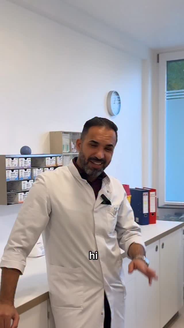 ✨CO₂-Laserbehandlung✨ – sanfte Hauterneuerung mit sichtbarem Effekt. In diesem Video erklärt @doc_wahabie , wie der fraktionierte CO₂-Laser gezielt kleine Hautareale behandelt, um die natürliche Kollagenbildung anzuregen. 💫 Durch die kontrollierte Wärme wird die Hautstruktur verbessert, feine Linien werden geglättet und das Hautbild wirkt frischer und gleichmäßiger. Eine moderne Methode, um die Haut von innen heraus zu regenerieren. Schonend, effektiv und mit nachhaltigem Ergebnis.✨ #noahklinik #co2laser #laserbehandlung #dubistsoschön #beauty