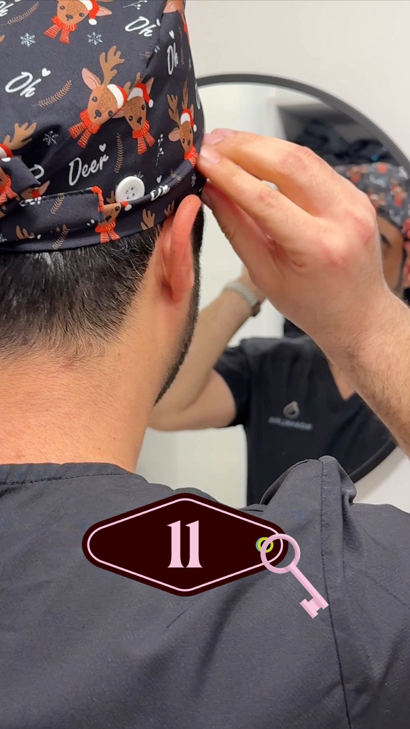 ✨ Türchen Nr. 11 – Weihnachtsweisheit der Noah Klinik ❄️ Heute übernimmt Omar unsere kleine Märchenweisheit: Im Märchen fragt die Königin den Spiegel nach der Schönsten, doch wahre Ästhetik beginnt dort, wo wir aufhören, uns zu vergleichen. In der ästhetischen Chirurgie geht es nicht um Konkurrenz, sondern um Harmonie, Menschlichkeit und ein gesundes Selbstbild. 🤍 Frohe Vorweihnachtszeit aus der Noah