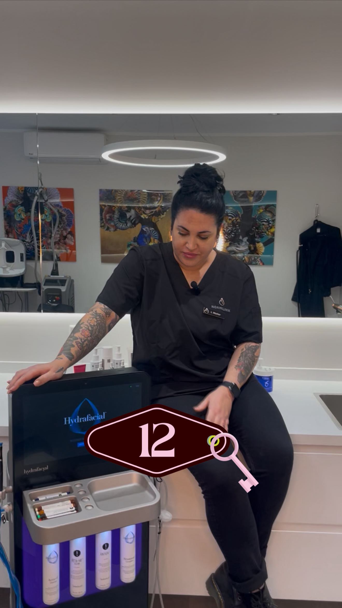 ✨ Adventskalender Türchen Nr. 12 ✨ Heute wird’s richtig glowyyy! 💫 Unter allen Teilnehmenden verlosen wir 10× ein 30-minütiges Hydrafacial, die perfekte Winter-Auszeit für frische Haut & einen wunderschönen Glow. On top gibt’s eine exklusive Tioxane-Beautybag inkl. Mini Advanced Filler Cream, RHA-Serum, Augencreme, Night-Peeling & einem wunderschönen Gua-Sha-Stein. 💖 🎁 Teil unserer Charity-Tombola Mit jedem Los (5 € – online via PayPal oder bei uns vor Ort) unterstützt ihr das Mädchenhaus. Und das Beste: Der Professor verdoppelt alle Einnahmen! ❤️ Die große Ziehung findet am 24. Dezember statt – insgesamt warten fast 40 Gewinne auf euch! 🎄 ✨ Viel Glück & danke für eure Unterstützung!