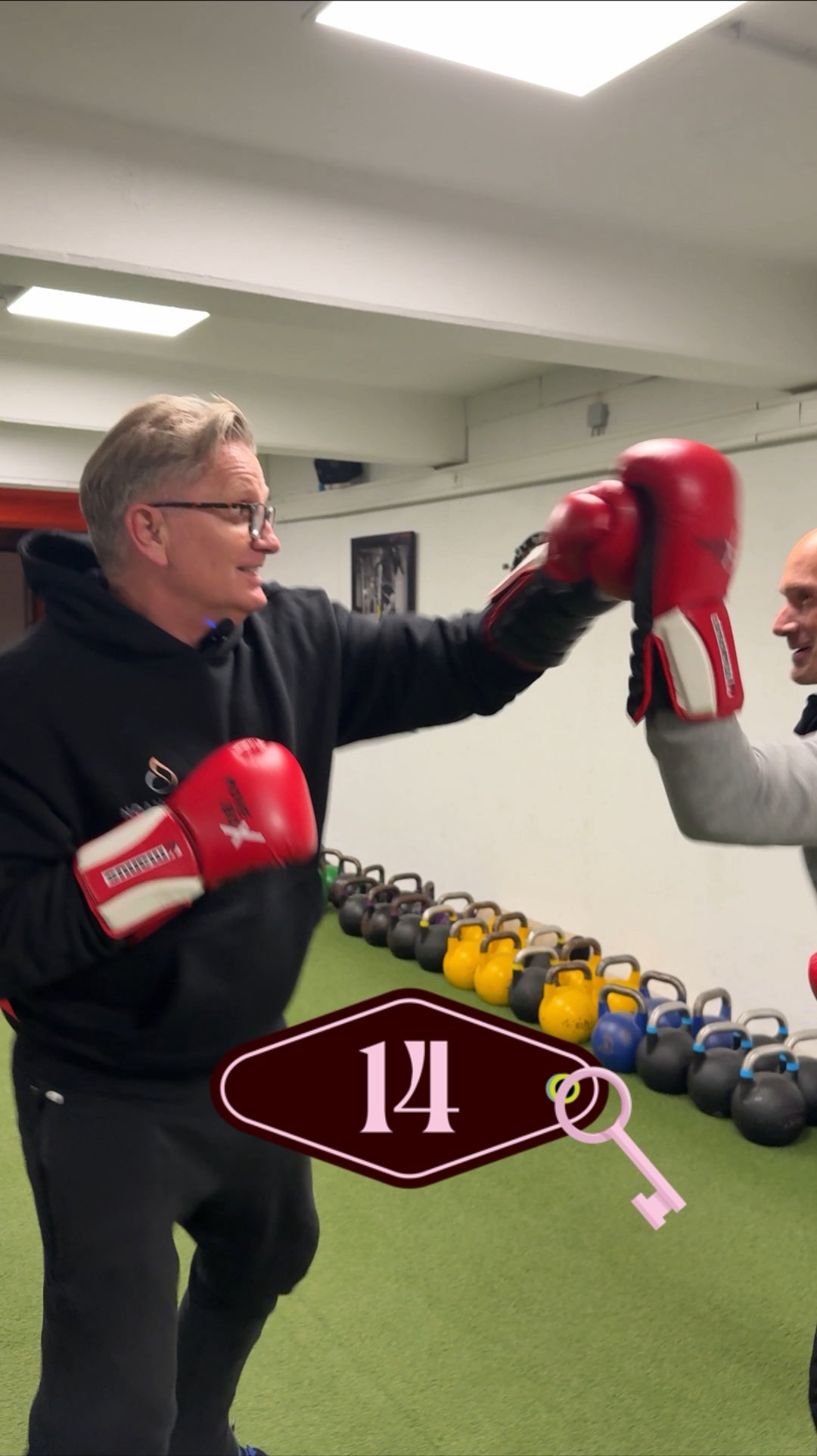 ✨Türchen Nr. 14 🎄 Heute das 3. Advents-Türchen und es geht um Bewegung, Gesundheit & Balance. 💪✨ Warum Donnerstags Sporttraining? 👉 Damit die Santa-Figur nur auf Bildern existiert. Teil unserer Charity-Tombola ist ein exklusiver Personal-Training-Gutschein mit Christian Tripp, so trainiert auch der Professor persönlich bei uns. 🎟 So machst du mit: Lose für je 5 € erhältlich • online über PayPal (Paperlink) • oder direkt bei uns vor Ort Alle Einnahmen gehen an das Mädchenhaus – und der Professor verdoppelt die Gesamtsumme. 🎁 Die große Tombola-Ziehung findet am 24. Dezember statt. ✨ Mitmachen. Gutes tun. Gewinnen. ✨