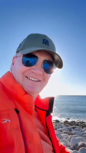 ✨ Liebe Grüße vom Ibiza aus und herzliche Neujahrswünsche in vielen Sprachen.Zum Jahresende möchten wir uns von Herzen bei all unseren Patientinnen und Patienten für das entgegengebrachte Vertrauen bedanken und ebenso bei unserem großartigen Team für den täglichen Einsatz.Wir wünschen allen einen guten Rutsch und ein gesundes, glückliches neues Jahr! 🎆Eure NoahKlinik ✨