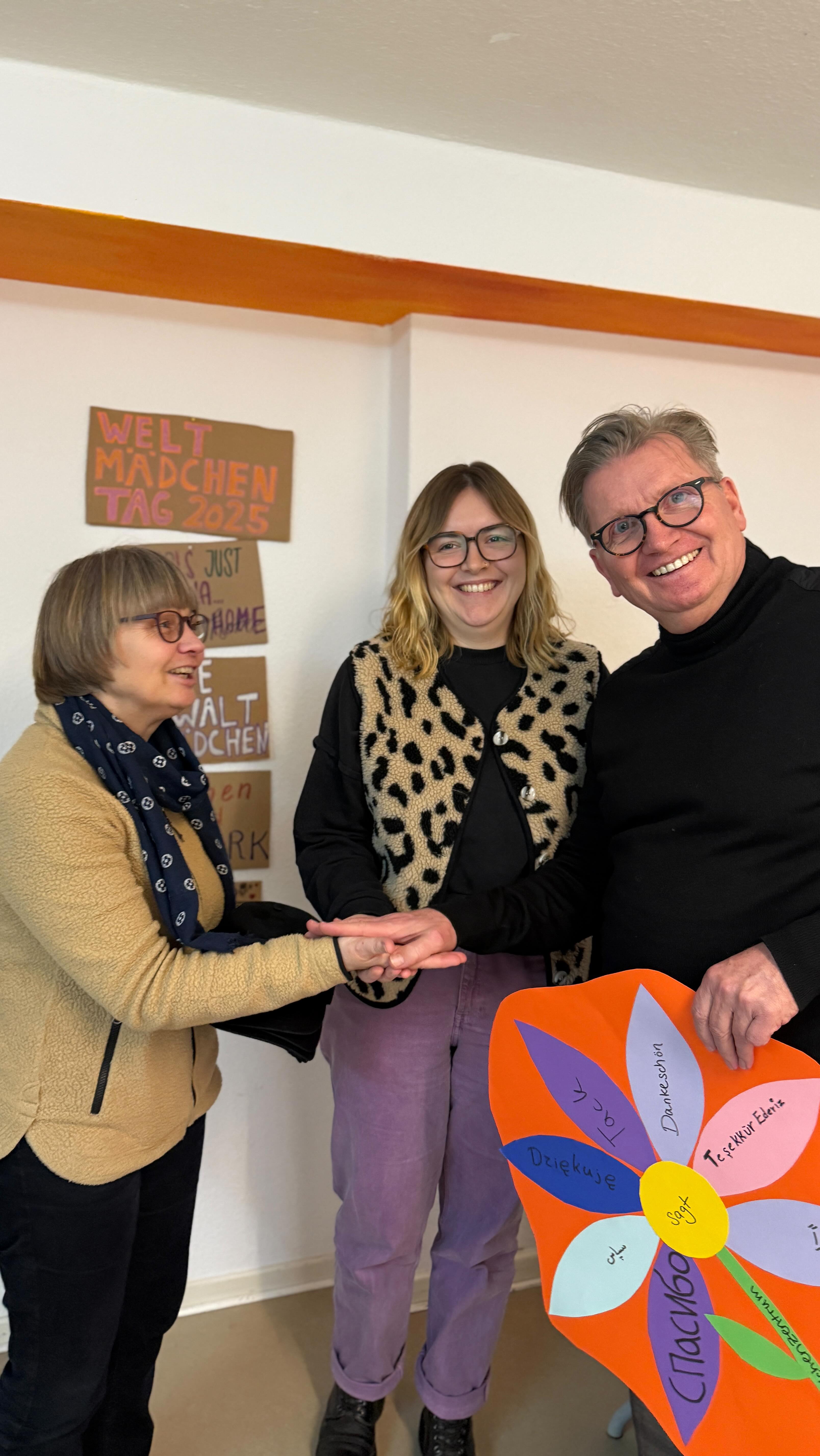 5.000 € für das Mädchenhaus Kassel e. V. 🤍 Nach unserer Charity-Tombola durften wir die Spende persönlich übergeben und was wir dort erlebt haben, war tief bewegend. Uns wurde gezeigt, wofür das Geld gebraucht wird: für Freizeitaktivitäten, Kleidung, Computer, Tablets – für Dinge, die jungen Frauen Halt, Teilhabe und Perspektive geben. Es wurde offen gesprochen. Über Lebensrealitäten, über weibliche Erfahrungen, über Schutzräume. Manches davon war so sensibel, dass klar war: 👉 Das ist ein Raum, der genau so gebraucht wird. Die Spende ist dort genau richtig angekommen. Und jede Begegnung hat gezeigt, wie wichtig diese Arbeit ist. Danke an das Mädchenhaus Kassel e. V. für eure Offenheit, eure Stärke und eure tägliche Arbeit. Wir sind sehr dankbar, dass wir Teil davon sein durften. 💖 #noahklinik #charity #mädchenhaus #noahkosmetik