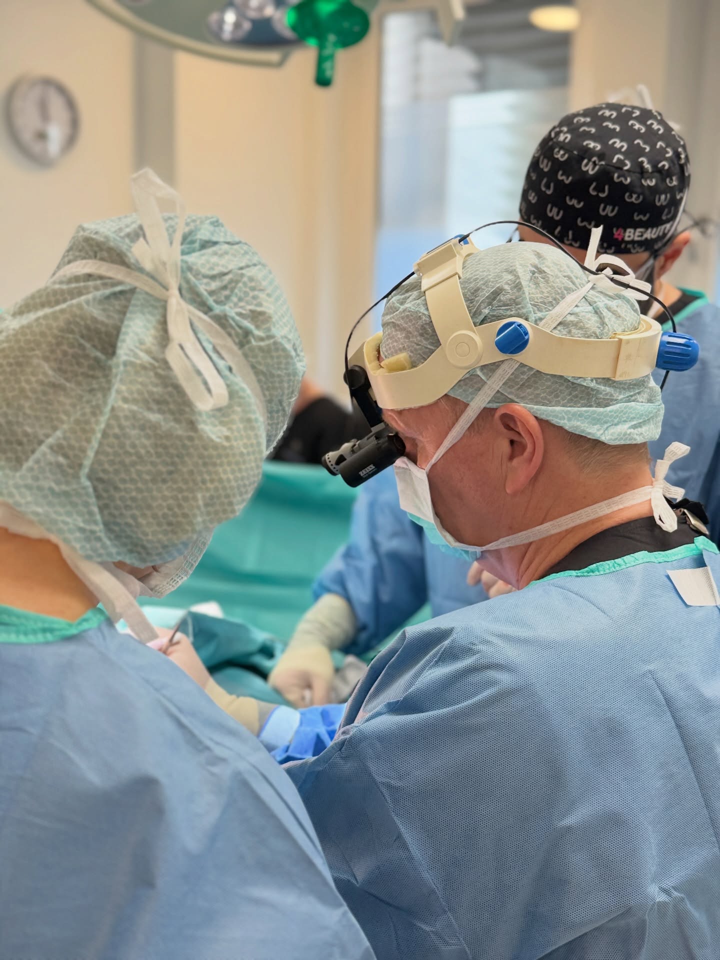 ✨Januar Recap ✨ Zwischen Facelifts und feinen Behandlungen. Zwischen Präzision im OP und Kosmetik, die sich gut anfühlt. Zwischen ehrlichem Feedback, neuen Methoden und einem Blick aus der Praxis ins Schneechaos. Januar. Der Start ins Jahr und schon voller Momente, Begegnungen und Möglichkeiten. Zwischen Team, Vertrauen und Verantwortung. Zwischen Lachen, Alltag und Abschied. Danke für alles, @doc_wahabie 🤍 Und auf das, was vor uns liegt.