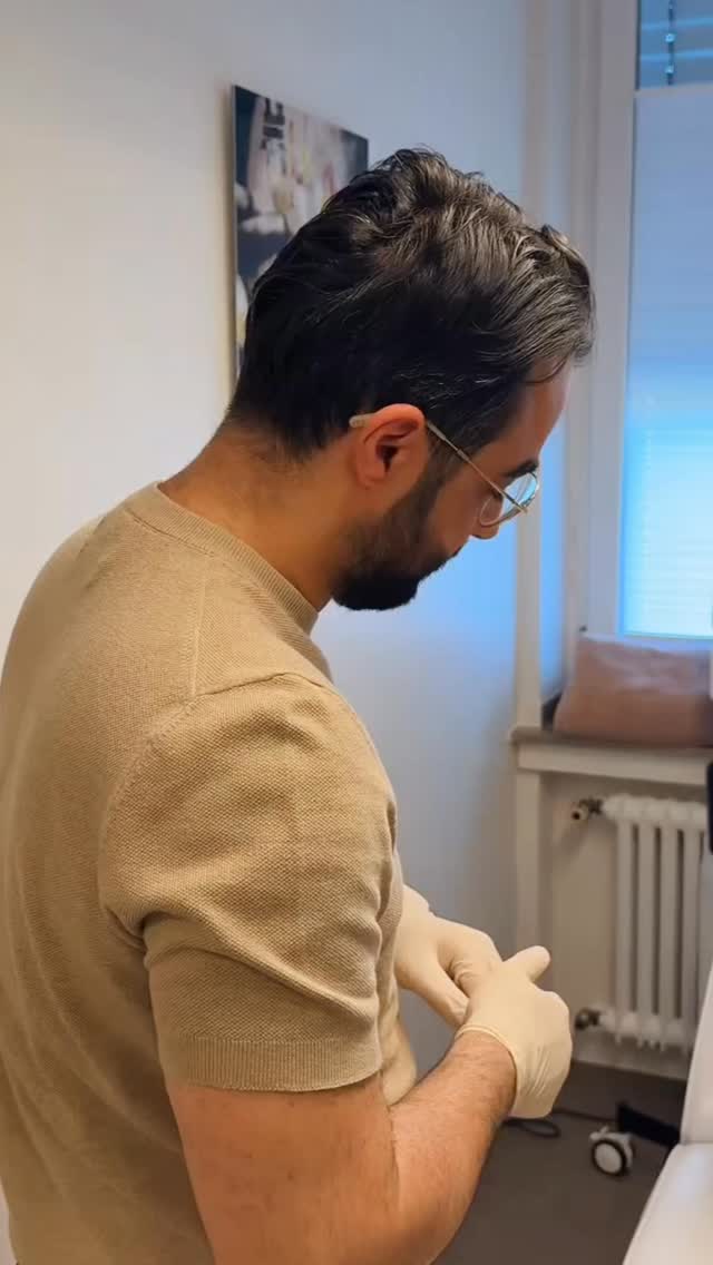 Individuelle Beratung auf Augenhöhe ✨ Jede Behandlung beginnt mit einem persönlichen Gespräch – ehrlich, transparent und auf Ihre Wünsche abgestimmt. Wir nehmen uns Zeit, hören zu und finden gemeinsam den passenden Weg. 👉 Vereinbaren Sie jetzt Ihren Beratungstermin. #plastischechirurgie #noahklinik #noahklinikkassel #ästhetischechirurgie #lipomar