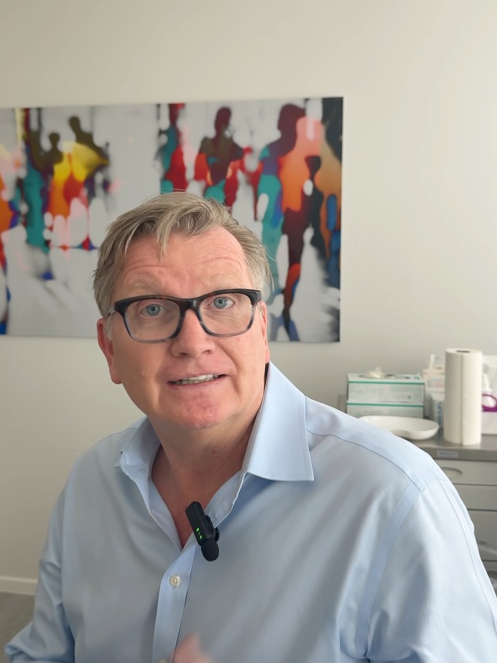 Behind the Scenes 🎥 Nicht jeder Take ist ein First Take. 😅 Und manchmal sind die Versprecher einfach zu gut, um sie nicht zu teilen. #noahklinik #plastischechirurgie #behindthescenes #funny #klinikalltag