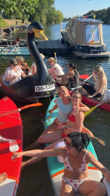 Life by the river. 🌊☀️Team Noah took a break from the daily routine at the clinic and were right in the thick of the „Splash & Sound“ floating event on the Fulda. 🛟🎶#Noah Clinic #plastic surgery #team event #teamwork #summer