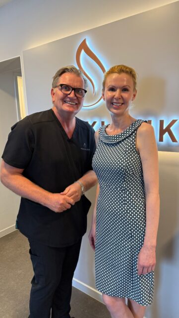 Privatdozentin Marta Markowicz war bei uns zu Gast und hat sich eine Deep Plane Facelift & Necklift Operation angesehen. Der Austausch mit Kolleg:innen und das Kennenlernen verschiedener Techniken sind für uns ein wichtiger Teil unserer Arbeit. Deshalb freuen wir uns immer, neue Gäste bei uns begrüßen zu dürfen. 👩⚕️🤝 #noahklinik #plastischechirurgie #ästhetischechirurgie #deepplanefacelift #deepplanenecklift