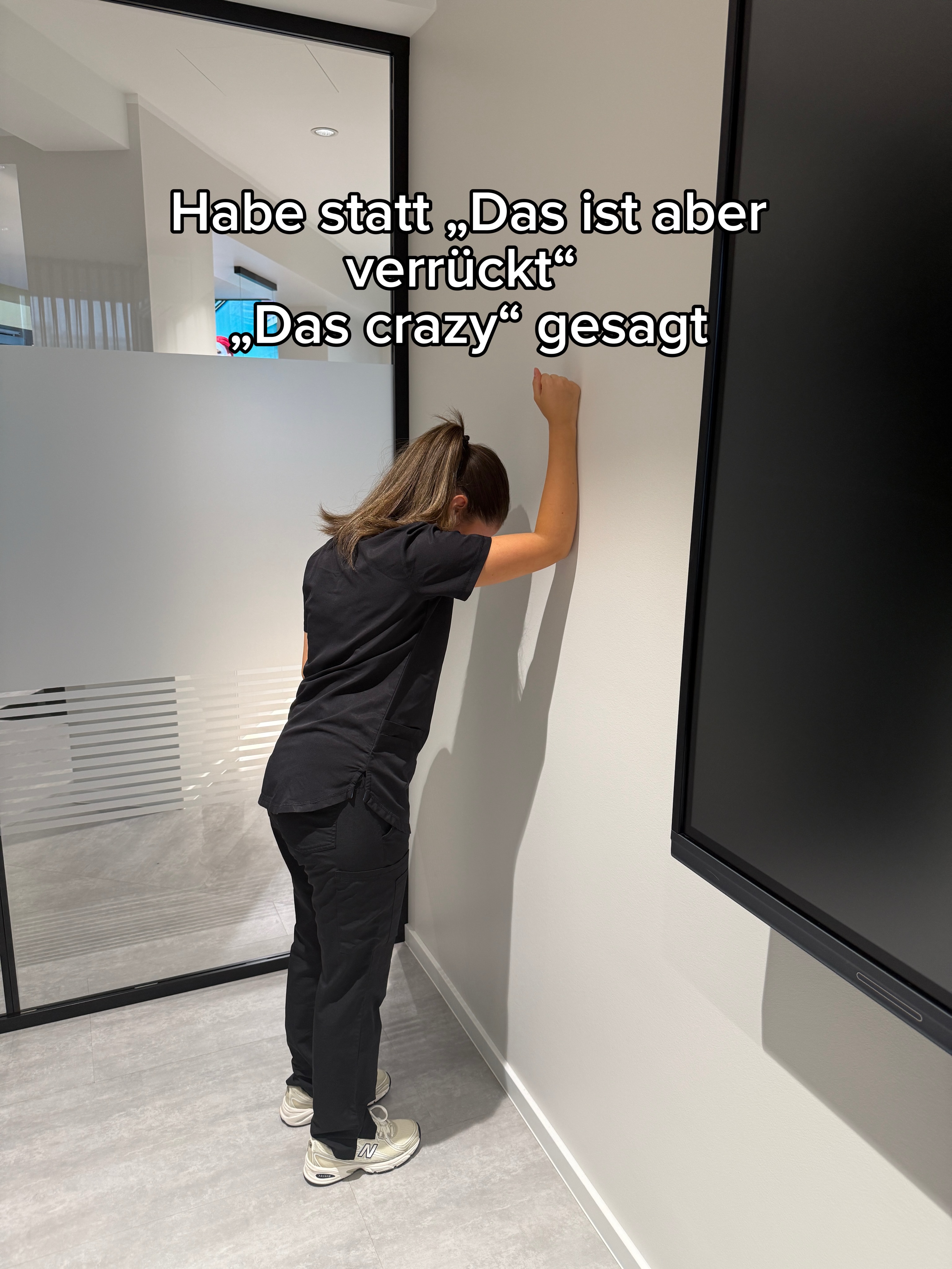 POV: Du versuchst im Klinikalltag professionell zu bleiben, aber dein Gen-Z-Slang ist schneller. 😭 Ausbildung: läuft. Kommunikation: wir arbeiten dran. ✍️ #noahklinik #klinikalltag #plastischechirurgie #genz #funny