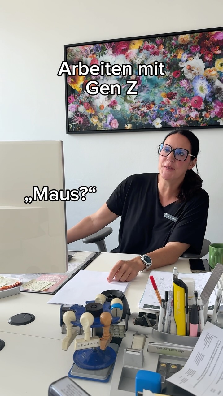 Wenn zwei Generationen dieselbe Sprache sprechen… aber trotzdem nichts verstehen. 😂🐭 #GenZ #OfficeHumor #noahklinik #plastischechirurgie #klinikalltag
