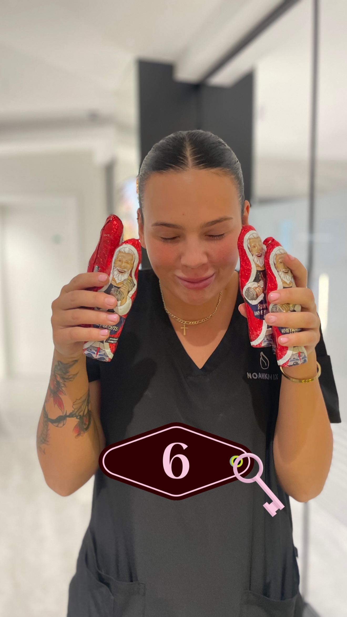 Türchen Nr. 6 Nikolaus in der Noah Klinik 🎁 Heute war Denise unser heimlicher Klinik-Nikolaus und hat kleine Schoko-Nikoläuse für alle versteckt: für unsere Ärzte, für Ella, für Mehtap und das gesamte Team aus Klinik & Kosmetik. Ein bisschen Weihnachtszauber im Alltag, genau das lieben wir an dieser Zeit. ✨ Frohen Nikolaus aus der Noah Klinik 🤍🎅