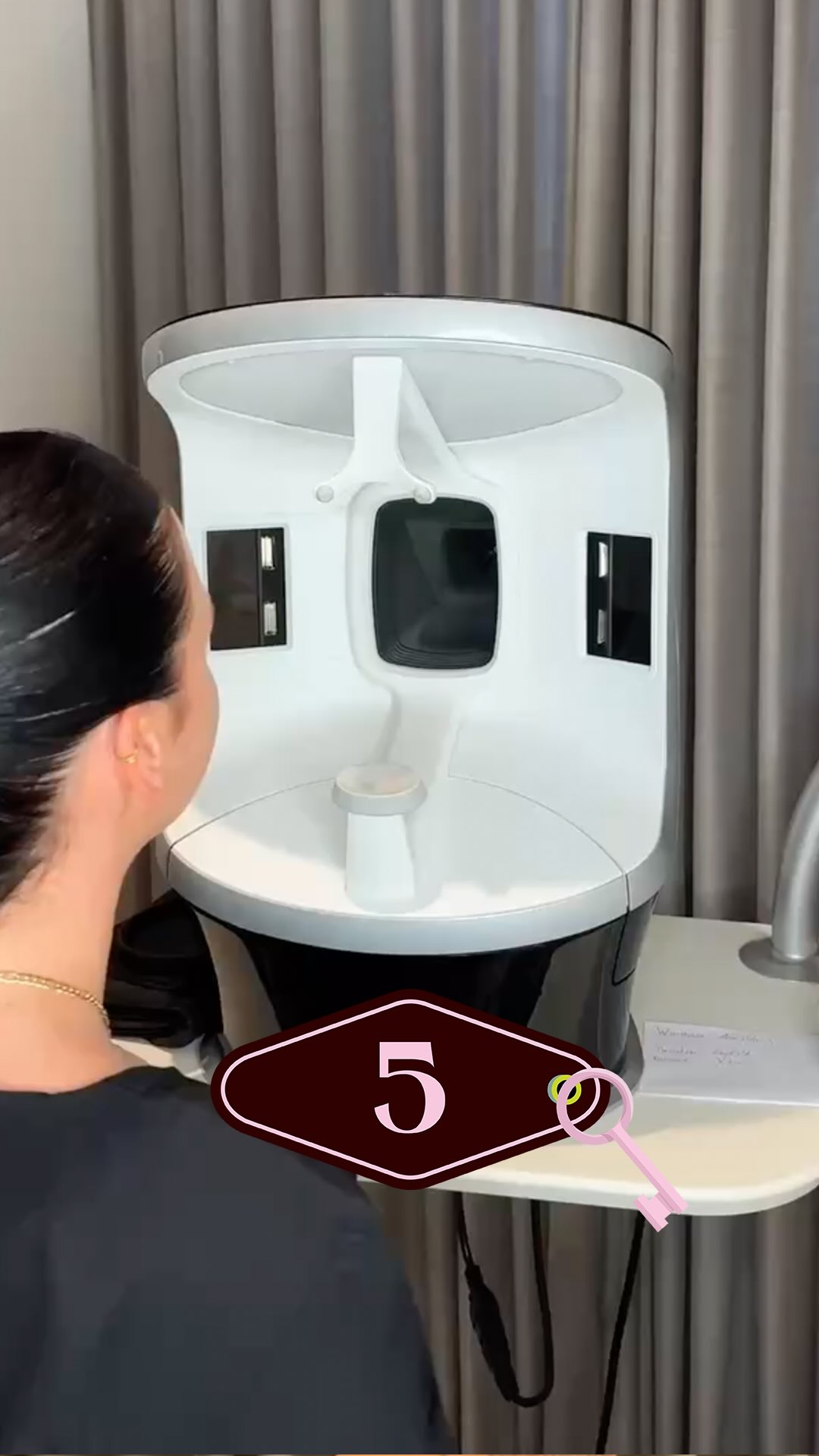 ✨ Türchen Nr. 5 – Winter Skin Care Bundle ❄️ Heute verlosen wir ein exklusives Pflegebundle im Wert von 200€: Ein individuell zusammengestelltes Winter-Skincare-Set, abgestimmt auf deinen Hauttyp und die Bedürfnisse, die wir mit der VISIA Hautanalyse sichtbar machen. Perfekt für Schutz, Feuchtigkeit und Glow in der kalten Jahreszeit. 🎁 So könnt ihr das Bundle gewinnen: Über unsere Charity-Tombola – Lose bekommt ihr: • direkt bei uns in der Klinik • oder ganz bequem per PayPal https://www.paypal.com/donate?campaign_id=UH8KK96EVTSM4 💛 Der gesamte Erlös geht an das Mädchenhaus Kassel. Jedes Los unterstützt, jede Spende hilft – und bringt euch dem Gewinn ein Stück näher. Winterpflege mit Wirkung. Unterstützung mit Herz. 🤍✨