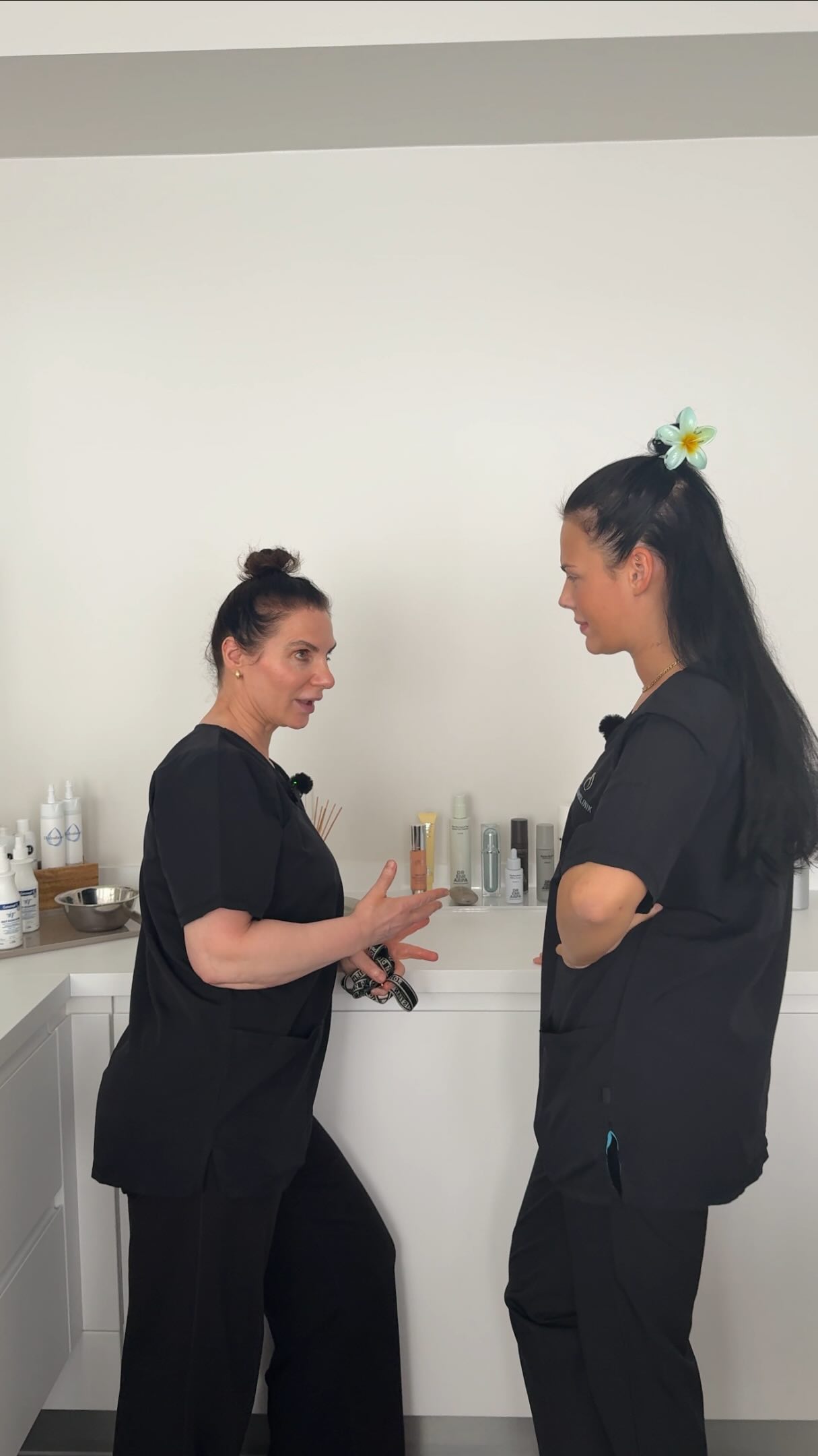 Vielleicht ist es Zeit für eine Pause. 😂☕ … Oder hat da wirklich jemand geklopft? 👀 #noahklinik #plastischechirurgie #ästhetischechirurgie #behindthescenes #funny