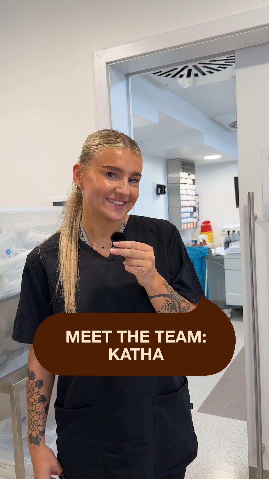 Neues Gesicht in der Klinik! Katha hat ihre MFA-Ausbildung erfolgreich abgeschlossen und unterstützt ab sofort unser OP-Team. Schön, dass du da bist! 👋 #noahklinik #plastischechirurgie #ästhetischechirurgie #meettheteam #kassel