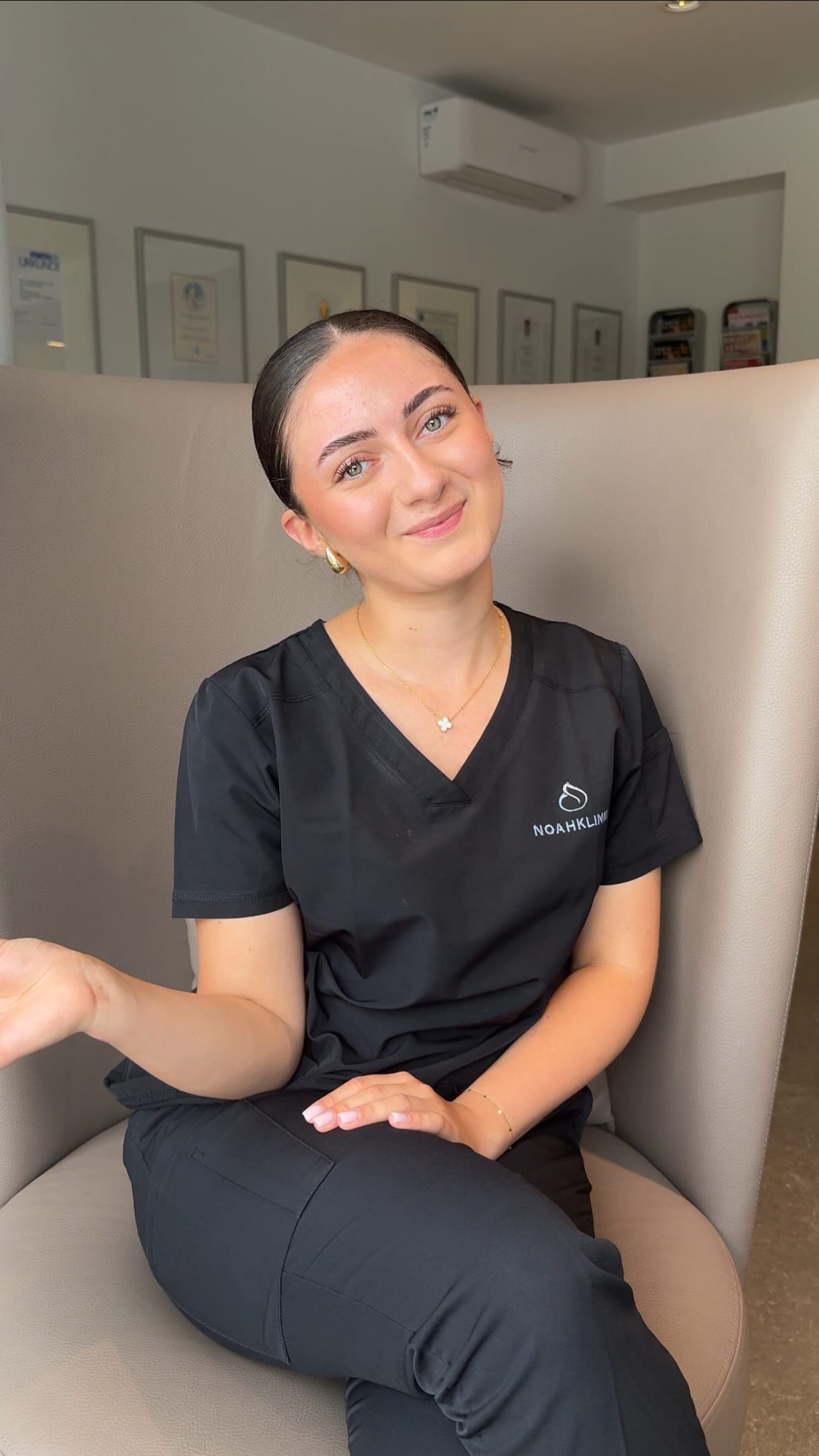 Willkommen im Team, Karina! 🤍 Seit August unterstützt uns Karina als unsere neue Auszubildende. Wir freuen uns sehr, sie an Bord zu haben und sie auf ihrem Weg begleiten zu dürfen. Schön, dass du da bist! 🙌 Lasst ihr doch gerne ein 👋 zur Begrüßung da! #noahklinik #plastischechirurgie #ästhetischechirurgie #azubi #ästhetischemedizin